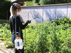 Hozelock Standard Pressure Sprayer -GardenWater Pro Sales HOZ4230 INUSE1