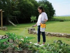 Hozelock Pulsar Plus Pressure Sprayer -GardenWater Pro Sales HOZ4310 INUSE1