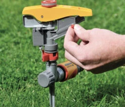 Hozelock 2550 Pulsating Sprinkler 450m -GardenWater Pro Sales hozelock 2550 pulsating sprinkler 450m 5010646057677 ftb12997 24629.1682972159