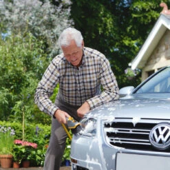 Hozelock Short Car Brush Plus - 2602 -GardenWater Pro Sales l hozelock 2602 lifestyle