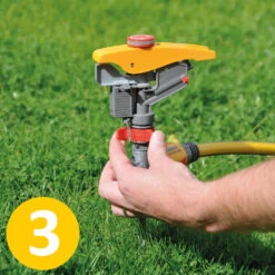 Hozelock Pulsating Sprinkler -GardenWater Pro Sales l pulsating sprinkler head 2550 hozelock action3